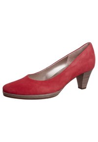 Scarpa con tacco alto in suede rosso, punta arrotondata, tacco marrone testurizzato e interno metallico liscio.