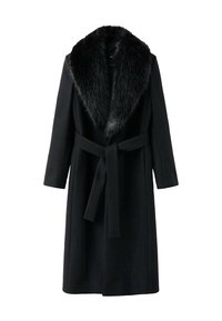 Abrigo negro con cuello de pelaje sintético, mangas largas, cinturón atado en la cintura y una textura suave. Diseño minimalista con una silueta clásica.