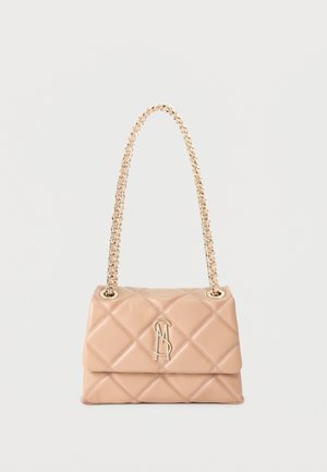 Bolso de cuero acolchado color beige con correa de cadena dorada y logotipo metálico MSA en la solapa frontal sobre fondo liso.