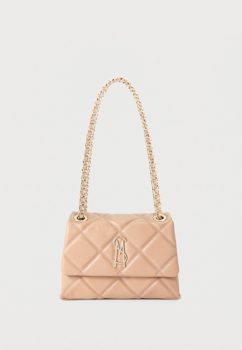 Μπεζ τσάντα χειρός από δερματίνη με πλεκτό σχέδιο, με χρυσή αλυσίδα λουριού και μεταλλικό λογότυπο MSA στο μπροστινό καπάκι, σε απλό φόντο.