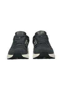 Scarpe sportive grigio scuro con tomaia texturizzata, collare imbottito e suola intermedia bianca. Presentano lacci e una suola in gomma con trazione.