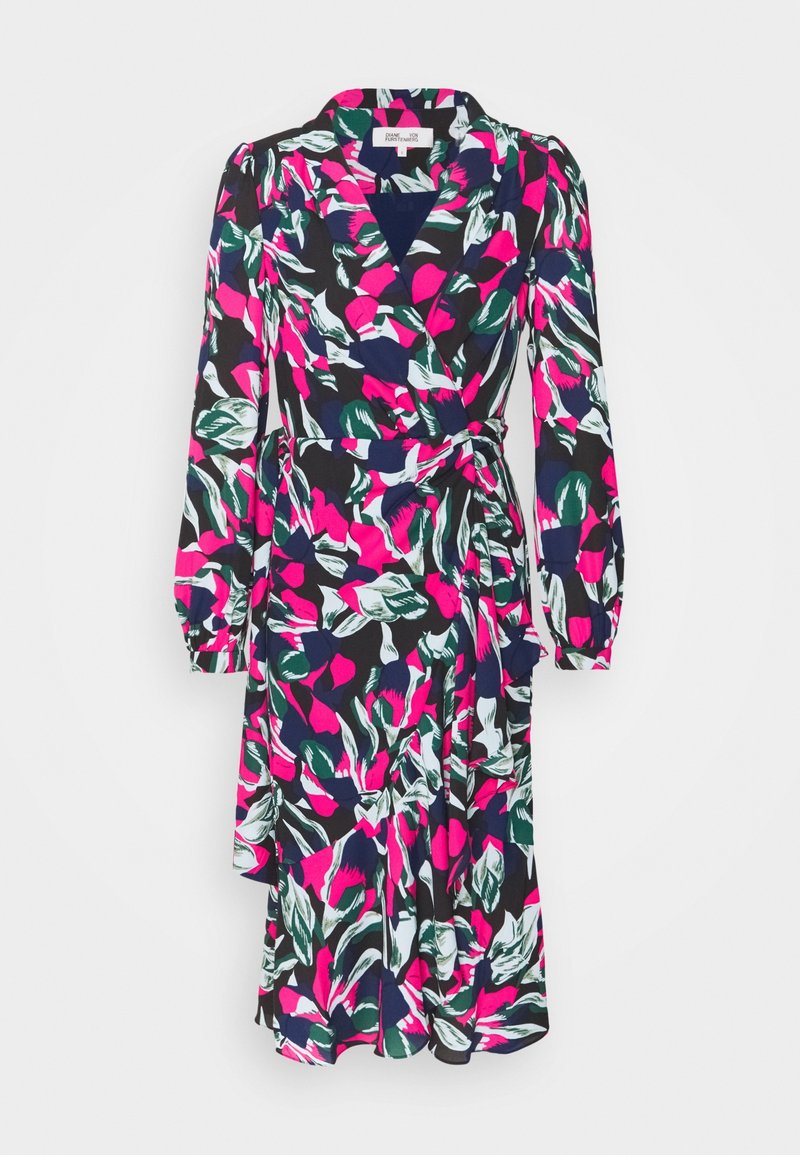 Vícebarevné šaty s uvázáním v pase zdobené veselým květinovým vzorem s růžovými, zelenými a bílými listy na tmavém pozadí, zajištěné bočním uzlem.