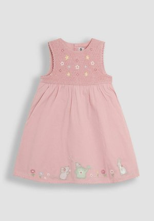 Rozā kokvilnas kleita ar smalku augšdaļu, ziedu un dzīvnieku motīvu izšuvumu apakšmalā, kā arī viļņotiem maliņām uz piedurknēm.