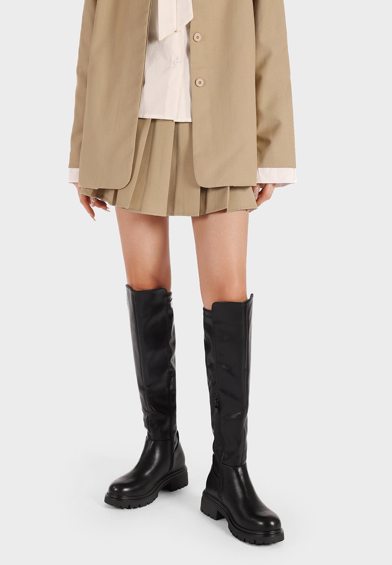 Stivali neri al ginocchio con una finitura liscia e lucida, dotati di zip laterali e suole in gomma spesse per una maggiore trazione.