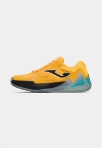 Gelbe Sportterschuhe mit strukturiertem Obermaterial, schwarzen Akzenten, orangefarbenen Schnürsenkeln und einer türkisfarbenen Ferse. Verfügt über eine flexible Gummisohle mit Rutschmuster.