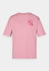MLB NEW YORK YANKEES LEAGUE ESSENTIALS TEE - Klubbklær - pink