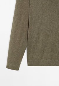 Oliwkowy sweter, dzianinowa tekstura, długie rękawy i prosty dół. Materiał wydaje się miękki i lekki, z ściągaczami na rękawach.