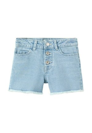 Shorts en denim bleu clair avec trois boutons à l'avant, passants pour ceinture, poches avant et bords effilochés.