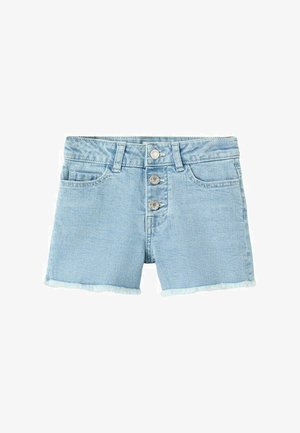 Shorts en denim bleu clair avec trois boutons à l'avant, passants pour ceinture, poches avant et bords effilochés.