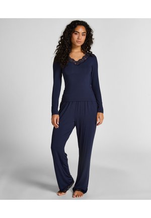 Haut à manches longues bleu marine avec une bordure en dentelle au niveau du col, associé à un pantalon bleu marine avec des accents en dentelle à l'ourlet. Tissu doux et extensible.