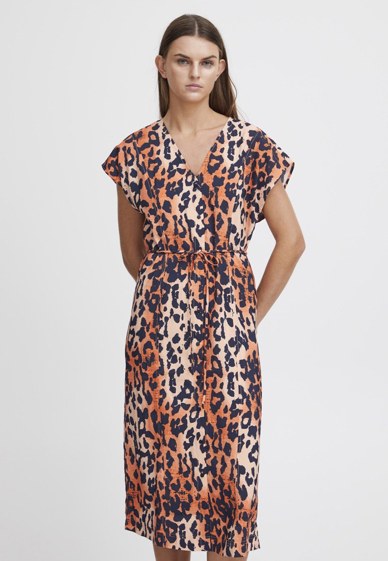 Abito con stampa leopardata in arancione, blu navy e beige. Scollatura a V, maniche corte, cintura in vita, lunghezza al ginocchio, tessuto leggero.