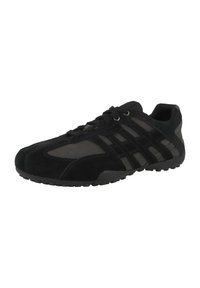 Scarpa sportiva nera realizzata con una combinazione di materiali scamosciati e in rete, dotata di suola testurizzata, lacci piatti e un design snello.