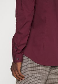 Calvin Klein Tailored LOGO STRETCH  - Camisa formal - port royale