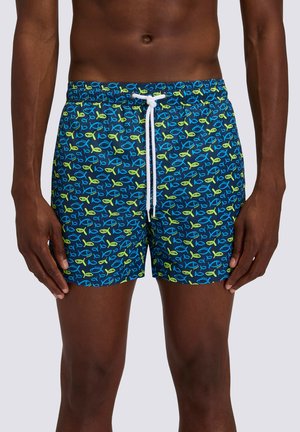 Costume da bagno uomo con motivo di pesci blu e gialli, fascia elastica in vita e coulisse bianca, indossato da un modello con pelle scura.