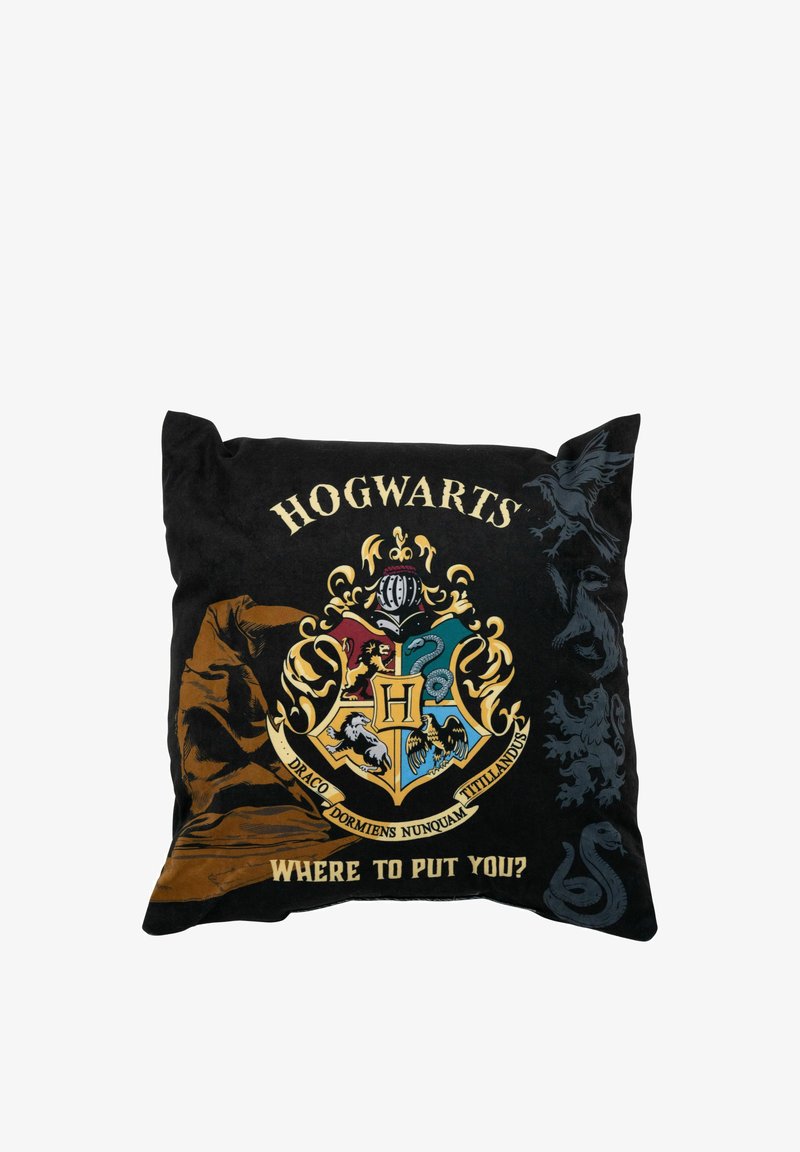 Cuscino nero con lo stemma di Hogwarts in oro e dettagli colorati. Il testo recita "HOGWARTS" e "DOVE METTERTI?" con accenti decorativi.