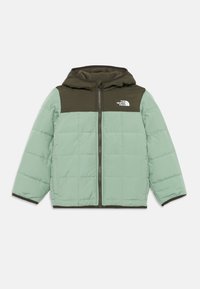 Veste matelassée en vert menthe et olive foncé, avec une capuche, une fermeture éclair à l'avant et un logo sur la poitrine. Tissu texturé avec des panneaux cousus.