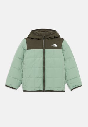 Veste matelassée en vert menthe et olive foncé, avec une capuche, une fermeture éclair à l'avant et un logo sur la poitrine. Tissu texturé avec des panneaux cousus.
