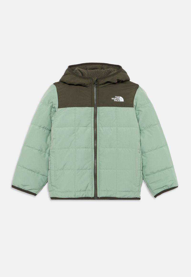 Veste matelassée en vert menthe et olive foncé, avec une capuche, une fermeture éclair à l'avant et un logo sur la poitrine. Tissu texturé avec des panneaux cousus.