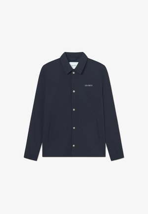 Jachetă de un albastru închis, fabricată dintr-un material neted; are un guler ascuțit, nasturi cu prindere tip snap și două buzunare laterale; logo brodat pe pieptul stâng.