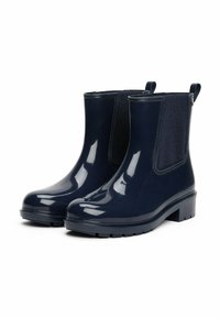 Stivali da pioggia blu navy con finitura lucida, pannelli laterali elastici e linguette per il sollevamento. Suola in gomma spessa per aderenza e durata.