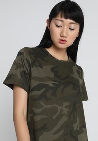 Urban Classics LADIES CAMO TEE DRESS - Sukienka z dżerseju