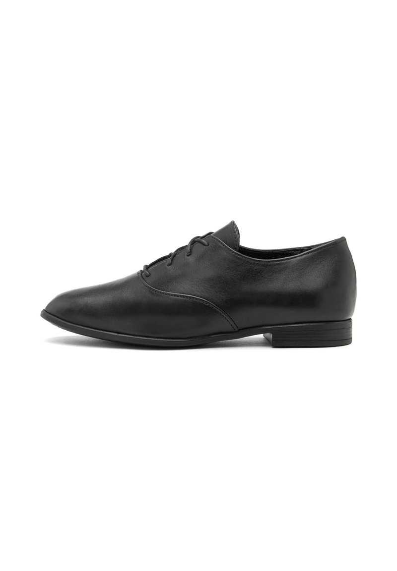 Chaussure habillée en cuir noir avec un bout pointu, un laçage minimal et un talon bas rectangulaire. Texture lisse et design épuré.