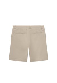 Beige rövidnadrág, szabott kialakítással, két hátsó zsebbel és sima textúrával. Nincs látható márkázás vagy minta.
