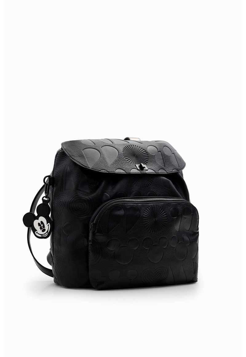 Sac à dos en cuir noir embossé de silhouettes de Mickey Mouse et de motifs géométriques, avec une poche avant zippée et un porte-clés tête de Mickey Mouse.