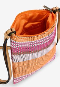 Bolso de mano tejido multicolor con un forro naranja. Presenta rayas de rosa, blanco y marrón. Incluye una correa para el hombro y un bolsillo interior.