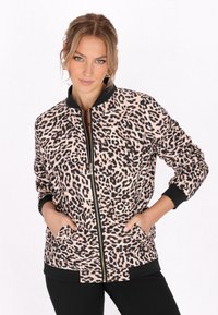 Jachetă bomber cu imprimeu leopard din țesătură moale, dotată cu guler și manșete ribbed negre, cu închidere prin fermoar și buzunare frontale.
