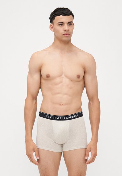Világos bézs boxer alsónadrág fekete derékkal, amelyen a "POLO RALPH LAUREN" logó található. Puha anyagból készült, testhezálló kialakítás, félcombig érő hossz.