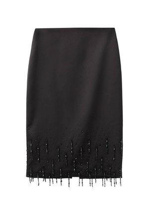 Falda lápiz negra hecha de tela suave, con un fleco de cuentas a lo largo del dobladillo, creando un detalle texturizado y decorativo.