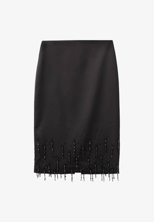 Falda lápiz negra hecha de tela suave, con un fleco de cuentas a lo largo del dobladillo, creando un detalle texturizado y decorativo.