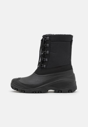 Botte d’hiver isolante noire avec laçage sur le devant, semelle en caoutchouc à crampons profonds et tige rembourrée pour protection contre le froid.