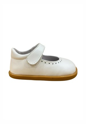 Zapato Mary Jane para niño pequeño de cuero blanco con perforaciones en forma de corazón cerca de la puntera y suela de goma marrón, cierre de velcro.