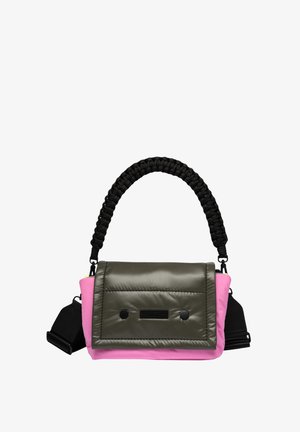 Handtas met een grijze gewatteerde buitenkant, een roze bodem, een gevlochten zwart handvat en contrasterende zwarte metalen details.