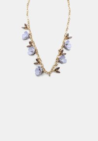 Zlato metalna verižica z okrasnimi svetlo vijoličnimi cvetovi in temno zelenim listjem, simetrično razporejenimi po verižici.