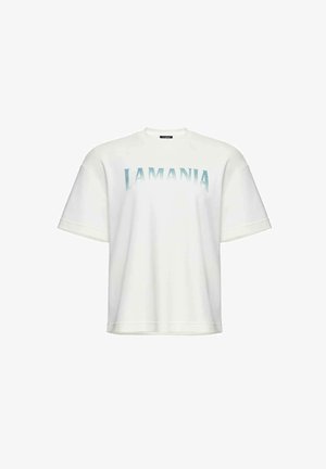 Tricou alb supradimensionat din amestec de bumbac, cu inscripția „LAMANIA” imprimată în litere albastre în degrade pe față. Mâneci scurte, guler rotund.