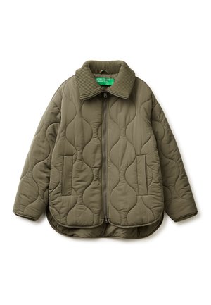 Olivgrüne Steppjacke mit Stehkragen, Frontreißverschluss und zwei seitlichen Taschen. Strukturierte Oberfläche mit gewelltem Muster, ausgestattet mit geripptem Kragen.