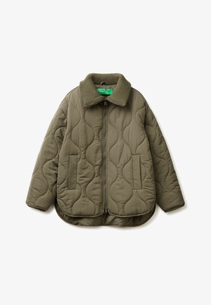 Olivgrüne Steppjacke mit Stehkragen, Frontreißverschluss und zwei seitlichen Taschen. Strukturierte Oberfläche mit gewelltem Muster, ausgestattet mit geripptem Kragen.