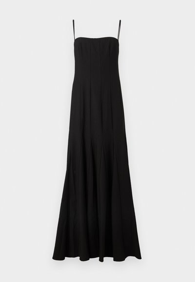 Melna grīdas garuma vakarkleita ar plānām plecu lencītēm un smalkām vertikālām šuvēm, pieguloša augšdaļā un paplašināta apakšmalā.