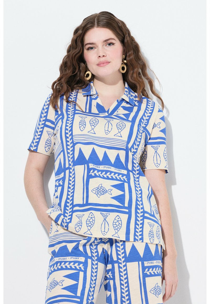 Set di camicia a maniche corte e pantaloni realizzato in tessuto beige con motivi tribali di pesci e foglie blu, caratterizzato da un colletto a profilo e una vestibilità rilassata.