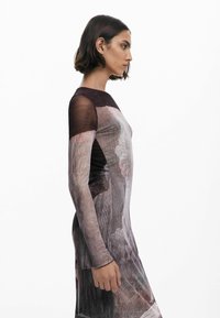 Langärmliges Kleid aus weichem, strukturiertem Stoff mit abstrakten Mustern in gedämpften Tönen, kontrastierendem, einfarbigen Rundhalsausschnitt und enganliegendem Schnitt.