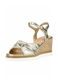 Sandalia de cuña metálica dorada con tira delantera anudada, correa con hebilla en el tobillo, talón tejido y suela blanca con relieve.