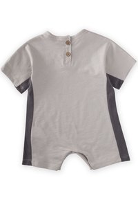 Mono de manga corta en algodón gris claro con paneles laterales gris oscuro, que presenta un cuello redondo y tres botones de madera en la parte trasera.