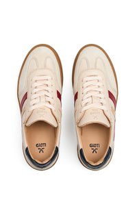 Beige Sneaker mit kastanienbraunen Streifen, Schnürung vorne und Gummisohle. Verfügt über ein oberes Material aus glattem Leder und ein strukturiertes Detail an der Ferse in Marineblau.