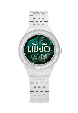 Orologio analogico argento con quadrante tondo che presenta uno sfondo marmorizzato verde scuro, dettagli dorati e un bracciale in metallo texturizzato.