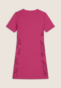 Abito t-shirt rosa con maniche corte, caratterizzato da un motivo scuro lungo i lati. Tessuto liscio con un design a vestibilità classica.