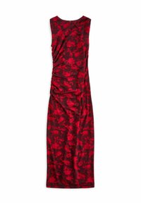 Czerwona sukienka w kwiatowy wzór wykonana z miękkiej tkaniny; bez rękawów, marszczona na bokach, o długości do kolan, z elegancką, dopasowaną sylwetką.