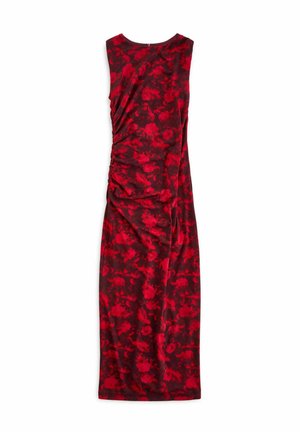 Czerwona sukienka w kwiatowy wzór wykonana z miękkiej tkaniny; bez rękawów, marszczona na bokach, o długości do kolan, z elegancką, dopasowaną sylwetką.